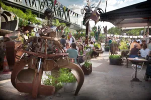 Alte Sofas vor Wand mit Tags und Grafitti