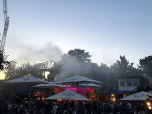 Alte Sofas vor Wand mit Tags und Grafitti